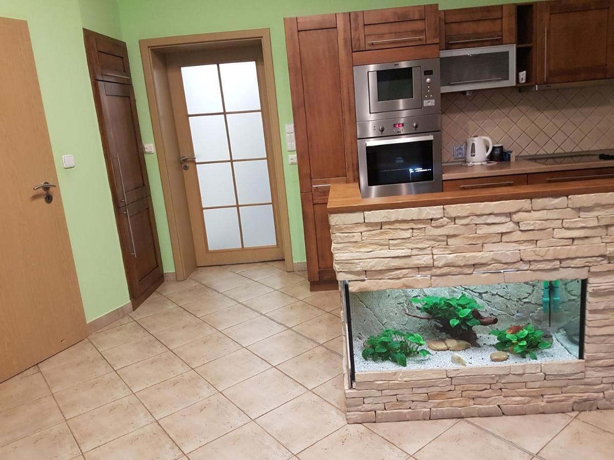 Apartman V Aleji สลาฟโกฟ อู เบอร์นา ภายนอก รูปภาพ