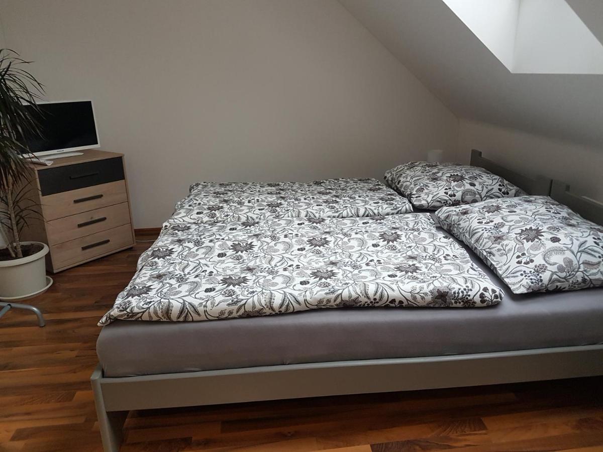 Apartman V Aleji สลาฟโกฟ อู เบอร์นา ภายนอก รูปภาพ