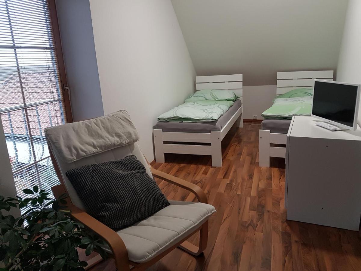 Apartman V Aleji สลาฟโกฟ อู เบอร์นา ภายนอก รูปภาพ